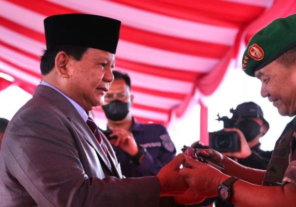  Prabowo Kasih Pistol G2 Elite buatan Pindad Bandung ke Pimpinan Tiga Matra TNI