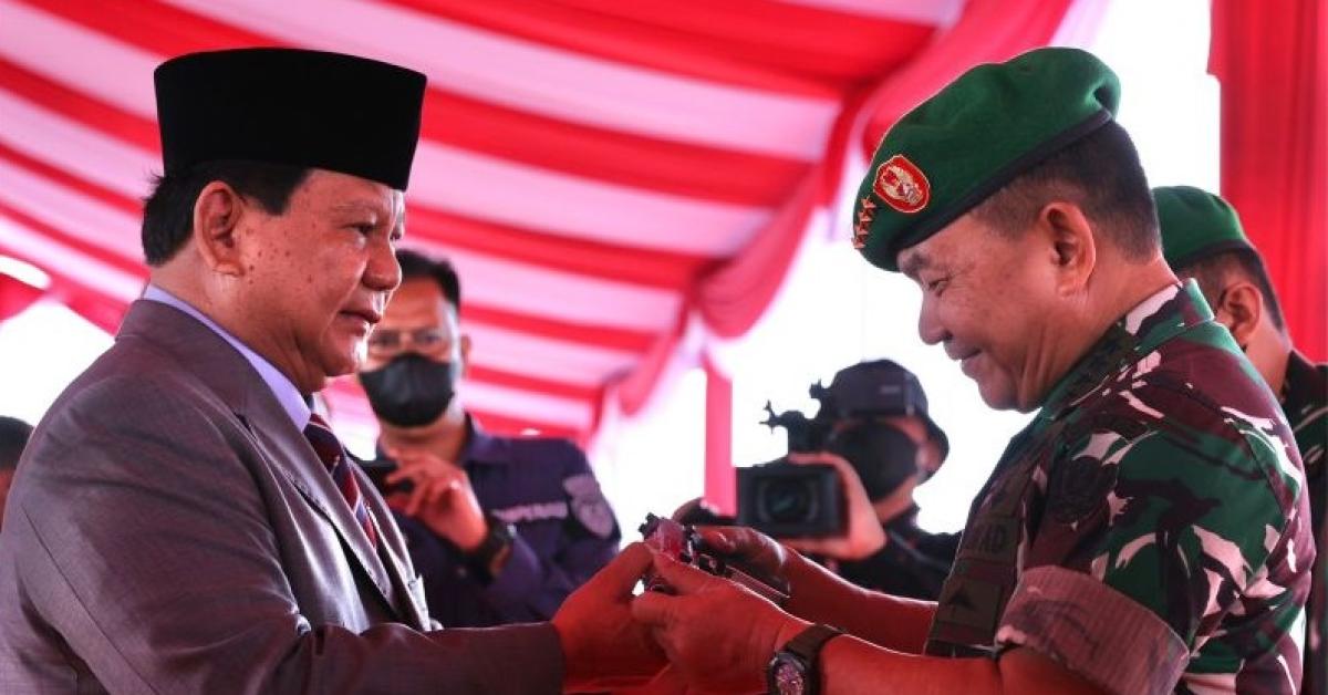  Prabowo Kasih Pistol G2 Elite buatan Pindad Bandung ke Pimpinan Tiga Matra TNI