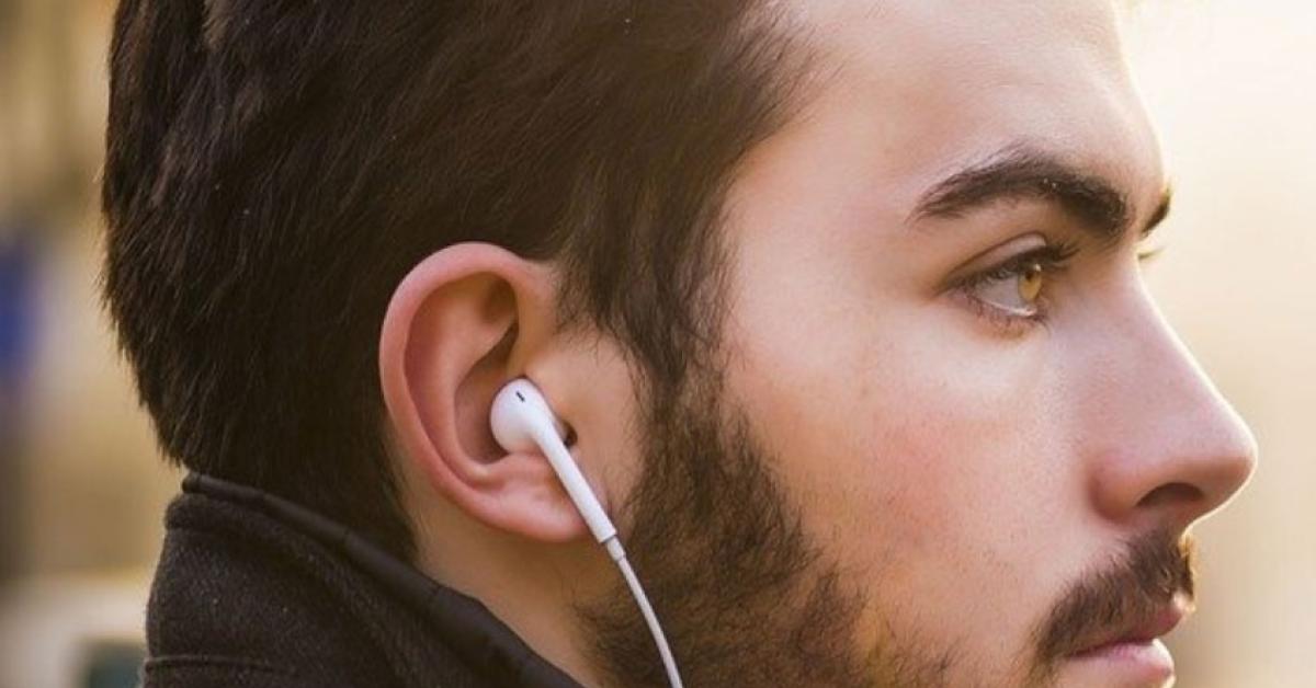 Bahaya Pake Ear Buds Kelamaan, dari Nyeri hingga Keluar Cairan