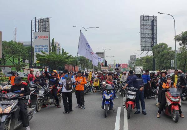 Ratusan Massa Buruh Blokade Jalan Ahmad Yani Kota Bekasi, Geram Tak Bisa Temui Kadisnaker