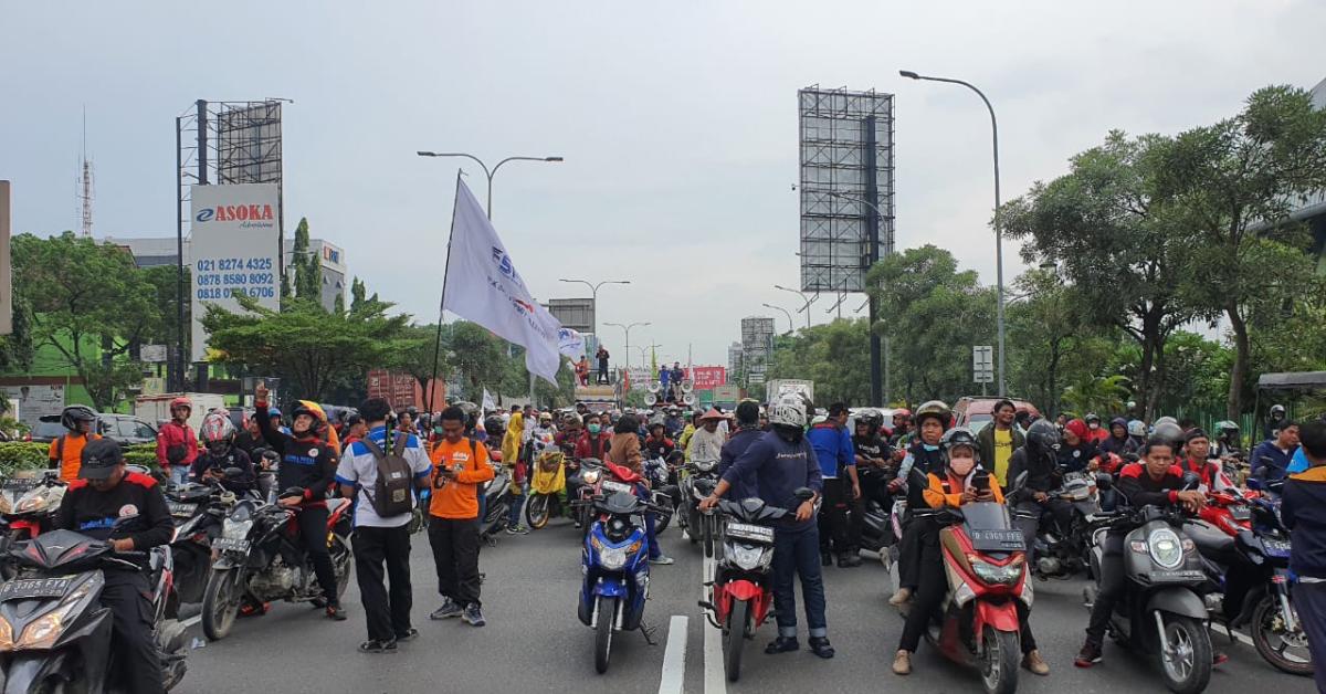 Ratusan Massa Buruh Blokade Jalan Ahmad Yani Kota Bekasi, Geram Tak Bisa Temui Kadisnaker