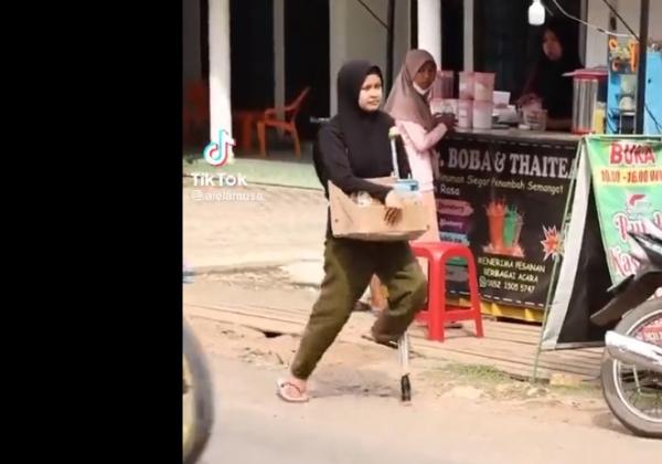 Kenalin! Ini Agil Gadis Difabel Asal Lampung Tengah yang Jualan Basreng Meski Kakinya Pincang Demi Bapak ODGJ