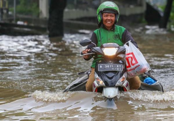 Kota Semarang Banjir dan Longsor Akibat Hujan Deras, Perjalanan KA Dialihkan ke Jalur Selatan