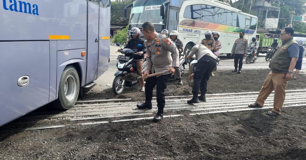 Sering Terjadi Kecelakaan, Polsek Cikarang Utara Tambal Lubang Perlintasan Kereta Api Jalan Gatot Subroto