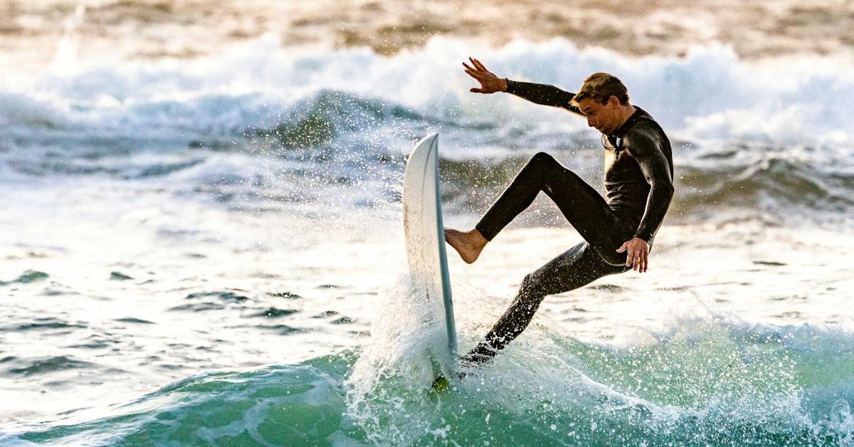 6 Tempat Surfing Terpopuler di Indonesia, Salah Satunya Rumah Bagi Ombak Legendaris