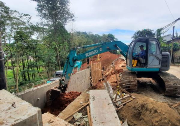 Dikabarkan  Kembali Longsor, Ternyata Jalan Pangkalan 1A Bantargebang Sedang Proses Pembangunan Turap