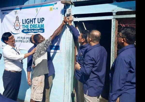 Kini Rumah Ferry Ifere di Abepura Terang dengan Sambungan Listrik Gratis Donasi Pegawai PLN