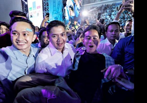 Heboh! Gibran Semringah Digendong Mayor Teddy saat Pidato Kemenangan di Istora Senayan