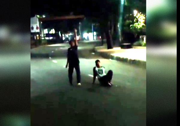 Viral! Dua Remaja di Bekasi Menantang Maut Hadang Truk Kontainer Hingga 'Diamankan' Polisi