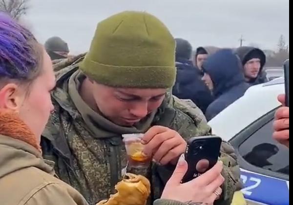 Tentara Rusia Menyerah, Tawanan Muda Menangis saat Menelepon Ibunya Menggunakan Handphone Wanita Ukraina