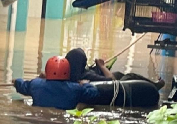 Banjir Kepung Permukiman Warga Bidara Cina Jakarta Timur, Balita Kedinginan Terjebak Banjir di Dalam Rumah