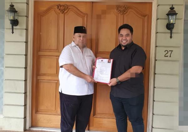 Kembali Maju Wali Kota Bekasi, Mochtar Mohamad Serahkan  Formulir Pendaftaran ke PDIP