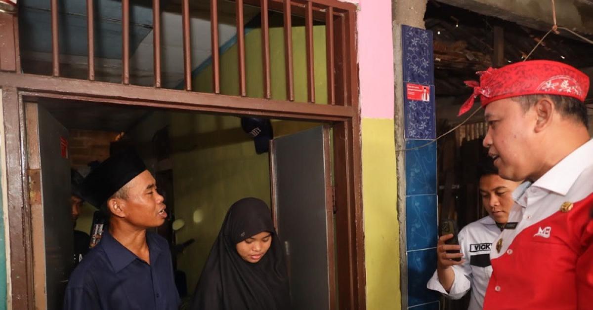 Plt Wali Kota Bekasi Langsung Berikan Ijazah yang Tertahan Satu Tahun