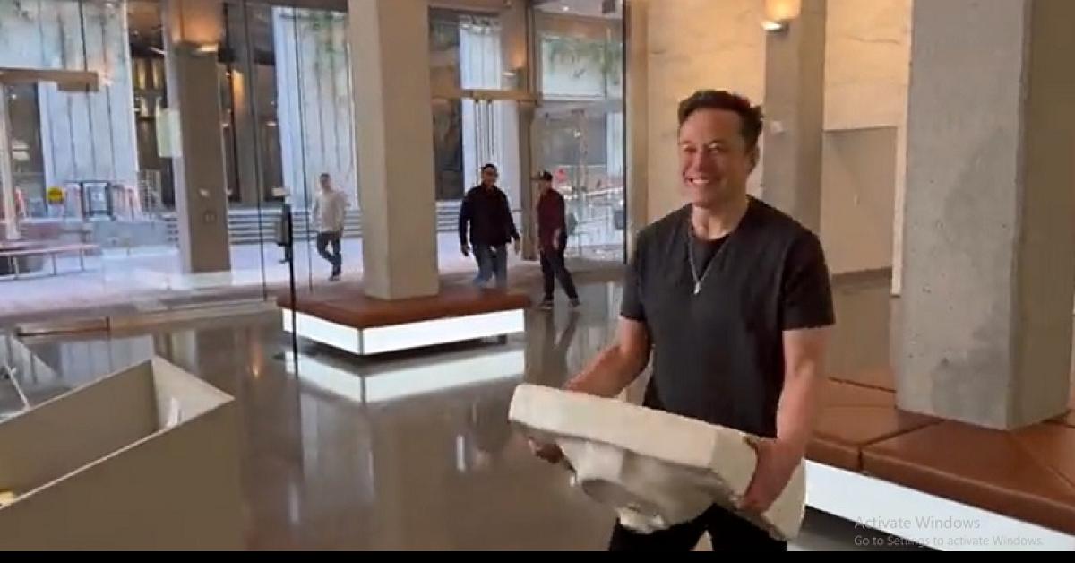 Tingkah Kocak! Elon Musk saat Bawa Wastafel ke Kantor Twitter