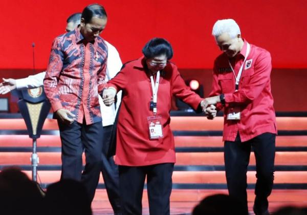 Momen Jokowi dan Ganjar Gandeng Megawati saat Rakernas PDIP, Ganjar Presiden Menggema di JIExpo Jakarta