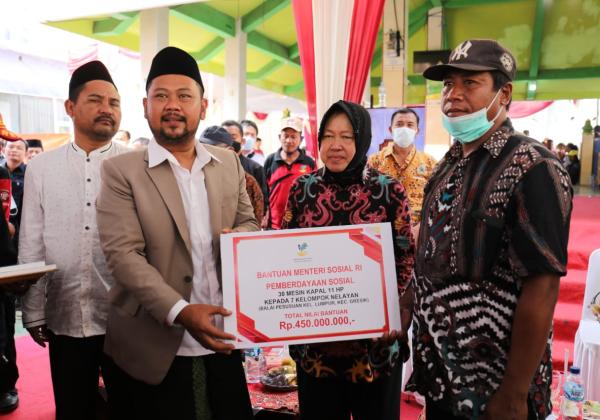 Mensos Risma Serahkan Bantuan Berupa 84 Mesin Perahu ke Nelayan