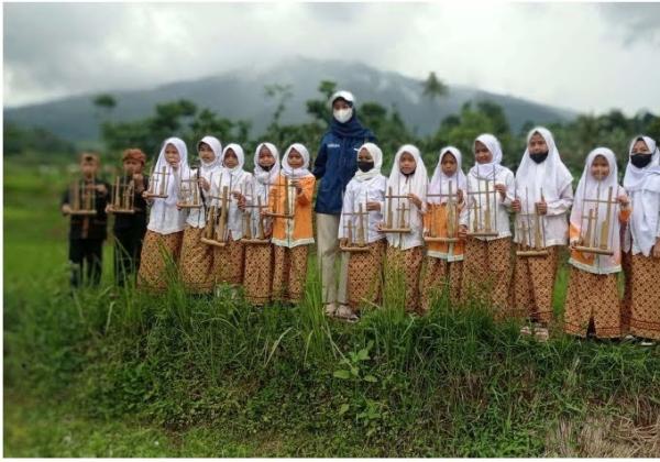 Dosen UEU Gelar Pendampingan Pelatihan Angklung Menggunakan Metode Hand Sign Kodaly di Cigombong, Bogor 