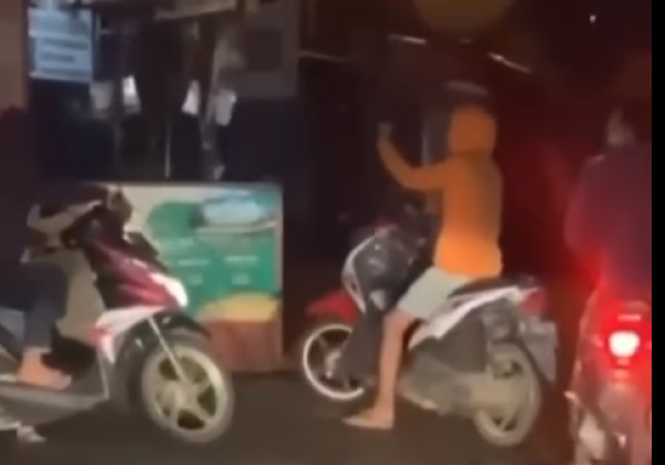 Ngawur! Rombongan Remaja Keliaran Bawa Sajam di Bekasi, Warganet: Lebih Seram Gangster dari pada Kunti 