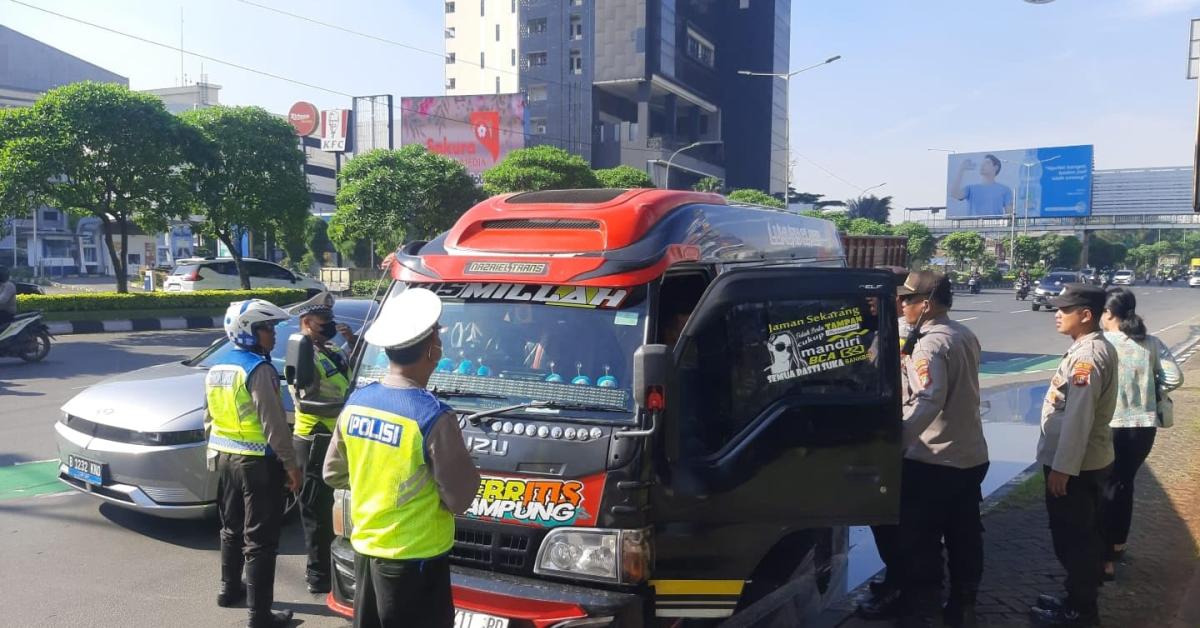 Cegah Pendemo Sidang Putusan MK ke Jakarta, Polisi Sekat Gerbang Tol Bekasi Barat