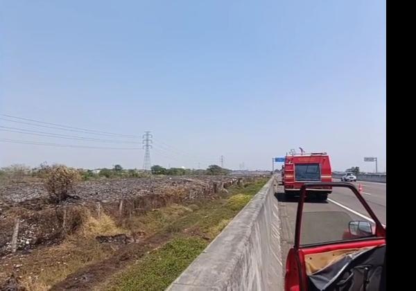 Memasuki Hari Ke-5, Damkar Kabupaten Bekasi Terus Berjibaku Memadamkan Api di TPS Ilegal Sumberjaya 