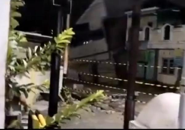 Brakkk! Detik-detik Rumah di Permata Puri Semarang Roboh, Pemilik Histeris