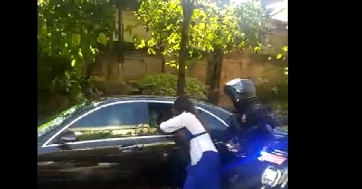 Aksi Heboh Wanita Nekad Hadang Mobil Jokowi Ngaku Penggemar Hingga Minta Kaus