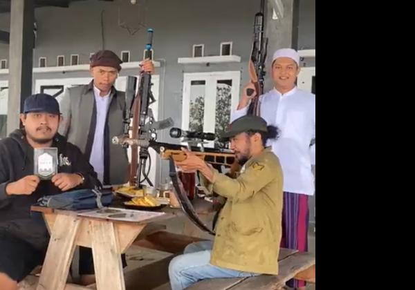Viral Sekum MUI Sukabumi Berpose dengan Senjata Laras Panjang: Jadilah hamba yang membunuh!