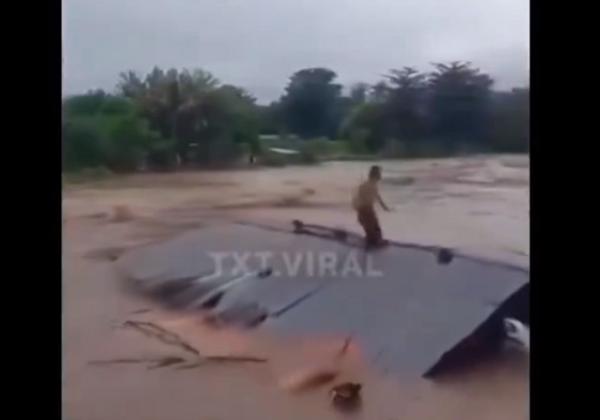 Viral! Seorang Pria Hanyut Bersama Rumahnya saat Banjir Bandang di Sumbawa