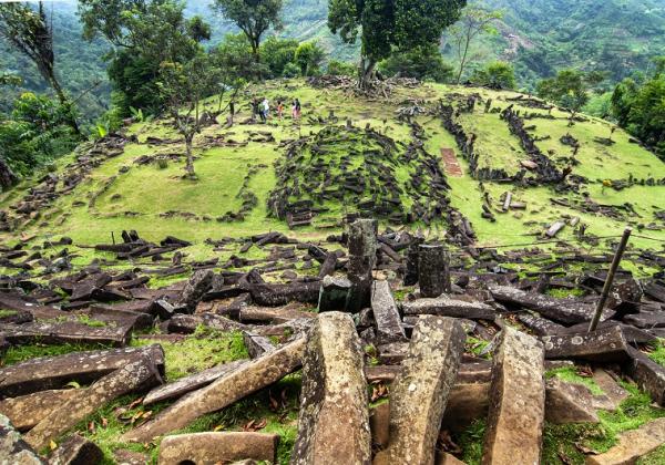 Fakta Baru Gunung Padang: Fondasi Unik & Usia Ribuan Tahun Lebih Tua dari Piramida Giza!