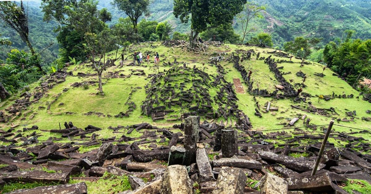 Fakta Baru Gunung Padang: Fondasi Unik & Usia Ribuan Tahun Lebih Tua dari Piramida Giza!