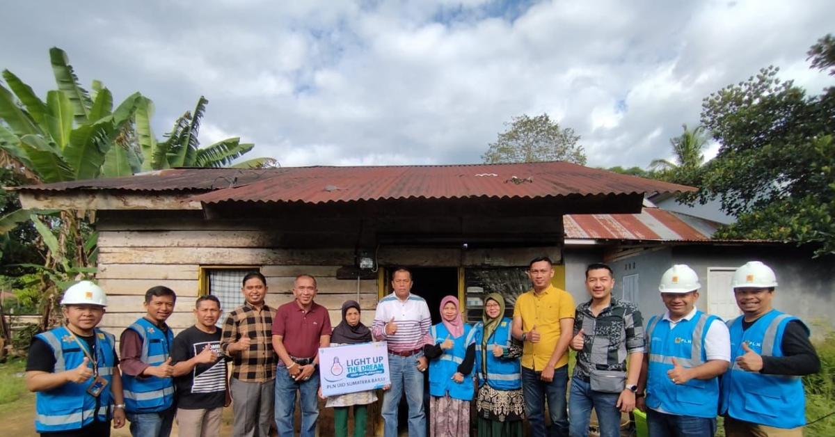 Bertambah Lagi, Program Light Up The Dream PLN di Sumbar Bantu Nyalakan Sambungan Listrik 50 Rumah