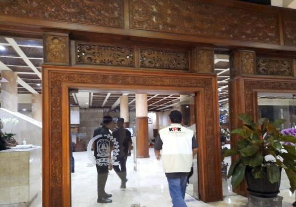 Geledah Gedung DPRD Jatim, KPK Bawa Tiga Buah Koper Berisi Barang Bukti
