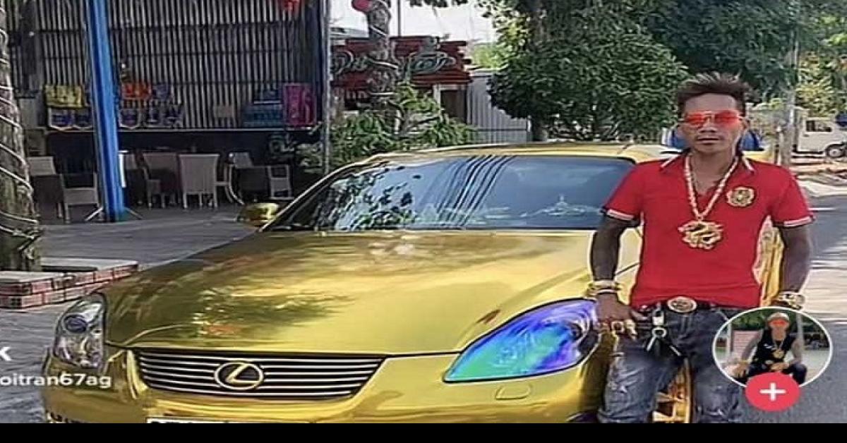 Aje Gile! Pria Ini Pakai Kalung dan Gelang Emas Berkilo-kilo Saat Keluar Rumah: Saya Sudah Terbiasa
