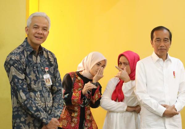 Bisik-Bisik Ibu Negara Iriana - Siti Atiqoh di Belakang Jokowi dan Ganjar Pranowo, Lagi Ngomongin Apaan Sih?