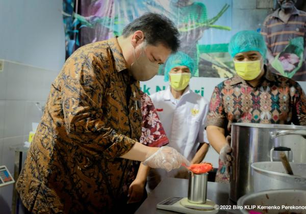 Tinjau Pabrik Pengalengan Makanan APNI Yogyakarta, Menko Airlangga: Kita Dukung UMKM Go Internasional