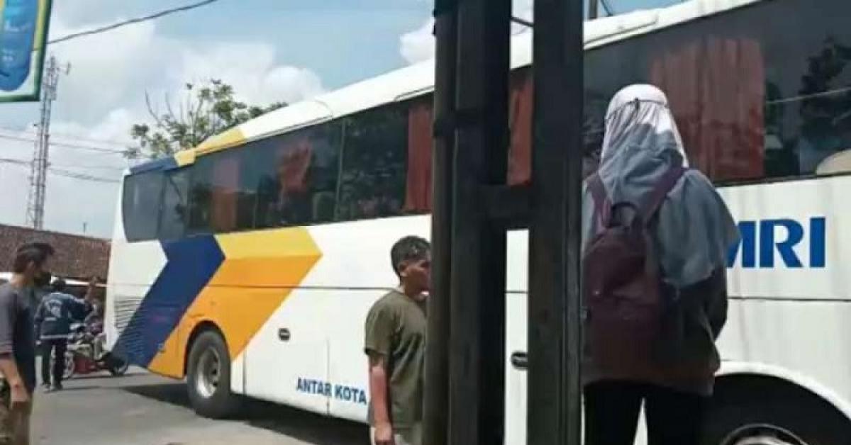Bus Masuk Gang Sempit Bikin Geger Warga, Berhenti Setelah Dihentikan Penjual Tahu