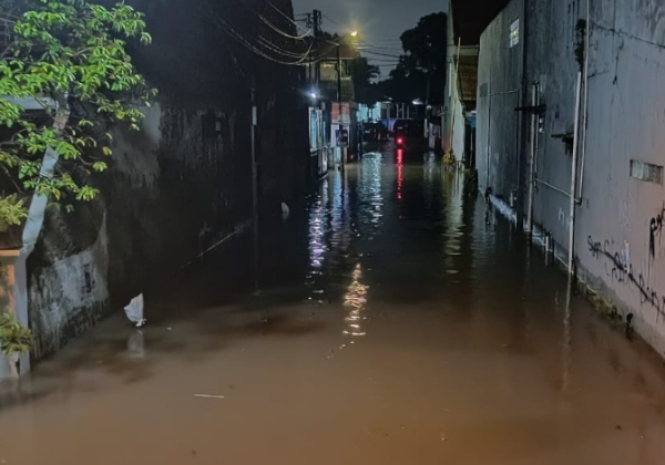 Hujan Sejak Sore, Perumahan Pondok Hijau Permai Kota Bekasi Terendam Banjir 