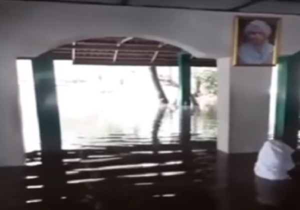 Banjir Serang Banten Satu Orang Masih Hilang, Petugas Pencarian Menggunakan...