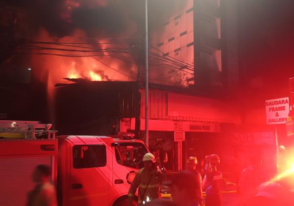Puslabfor Polri Selesaikan Proses Olah TKP Kebakaran Toko Bingkai di Mampang Prapatan