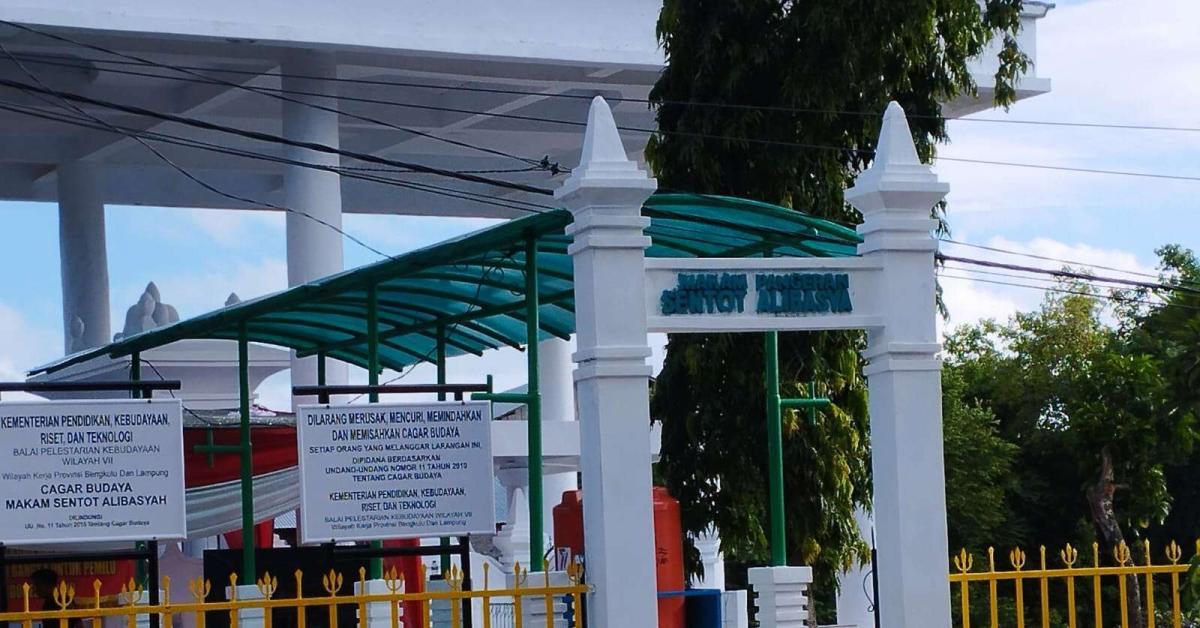 Penampakan  Angsa Putih di Makam Sentot Alibasyah, Panglima Pangeran Diponogoro yang dibuang Ke Bengkulu
