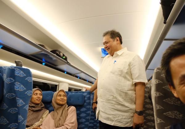 Jajal Kereta Cepat Whoosh Jakarta-Padalarang, Menko Airlangga: Tanggung Kalau Hanya Sampai Bandung