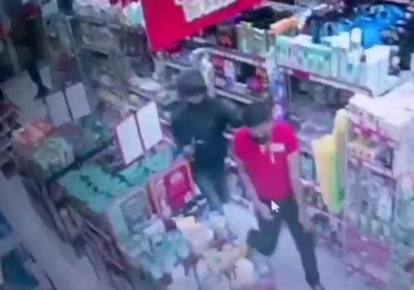 Mencekam! Aksi Perampok di Alfamart Jatake Tangerang Sandera 5 Karyawan Pakai Pistol dan Sajam 