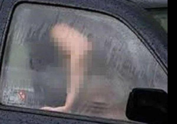 Wuss.. Laju Mobil Berisikan Aksi Asusila Viral di Medsos, Petugas hanya Bisa Identifikasi Busana Tradisional
