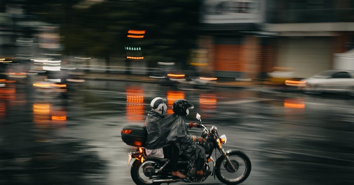 Tips Aman Mengendarai Motor Saat Hujan, Nomor Empat Sering Diabaikan!