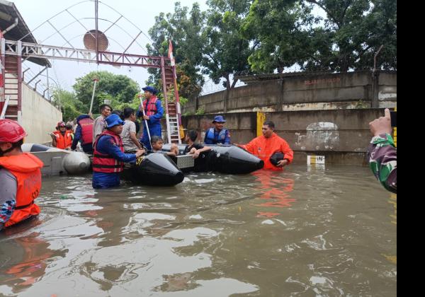 Banjir Masih Genangi 38 Ruas Jalan Jakarta, BPBD Kerahkan Personel dan Siagakan Perahu Karet