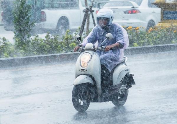 Pengendara Wajib Baca! Empat Cara Mengatasi Kaca Helm yang Berembun Saat Berkendara dalam Kondisi Hujan