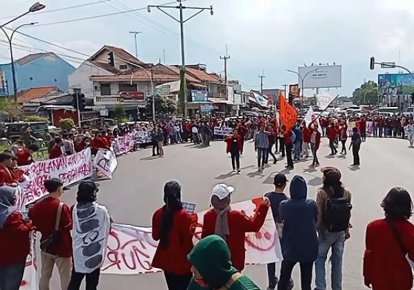 Kembali Gelar Demo Tolak Presiden 3 Periode, Ratusan Mahasiswa Tutup Jalan