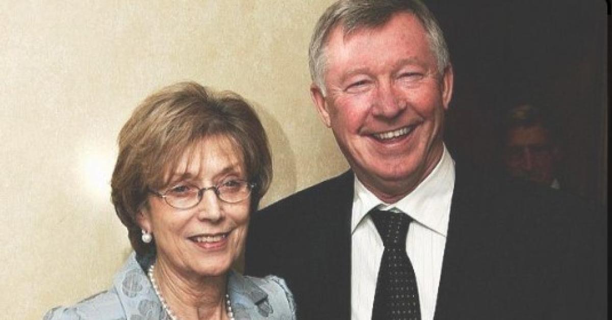 Berduka ! Istri Sir Alex Ferguson Tutup Usia, Manchester United Kibarkan Bendera Setengah Tiang