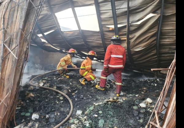 Belasan Unit Damkar Diturunkan Guna Padamkan Kebakaran Gudang Obat Nyamuk di Bekasi 