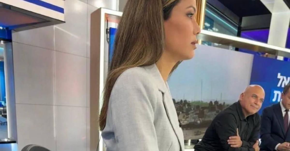 Presenter Cantik Israel Terekam Selipkan Senjata Api saat Siaran Live Berita